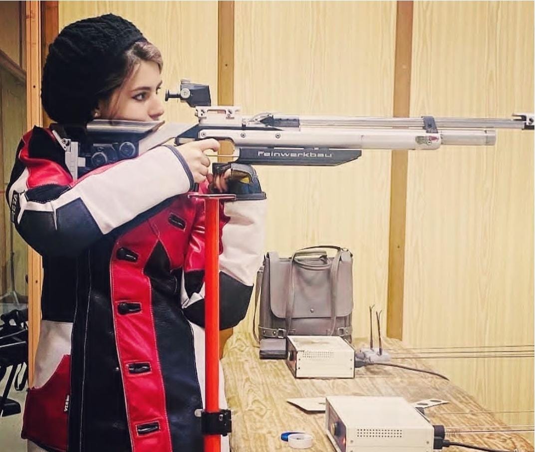 خانم دکتر زهرا اکبری در حال تیراندازی