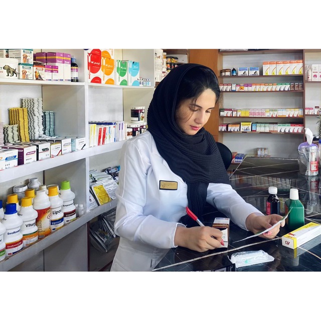 خانم دکتر زهرا اکبری در محیط علمی و تحقیقاتی